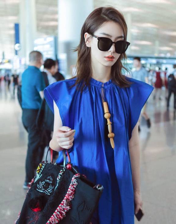 裙子|叮咚,您的碎花裙已过时,现在“纸片裙”占领时尚,潮人必盘!