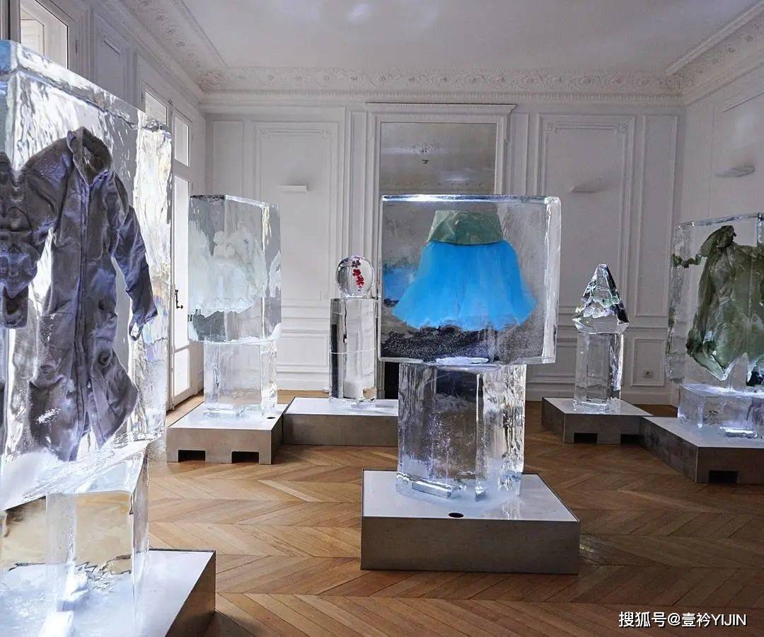 越南|被巴黎世家抄袭？把衣服种上鲜花、冻进冰块里？越南时装的高光时刻