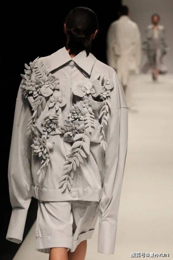 越南|被巴黎世家抄袭？把衣服种上鲜花、冻进冰块里？越南时装的高光时刻