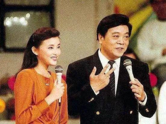 董卿|52岁的杨澜和46岁的董卿:活得漂亮的女人,应该是什么样的?