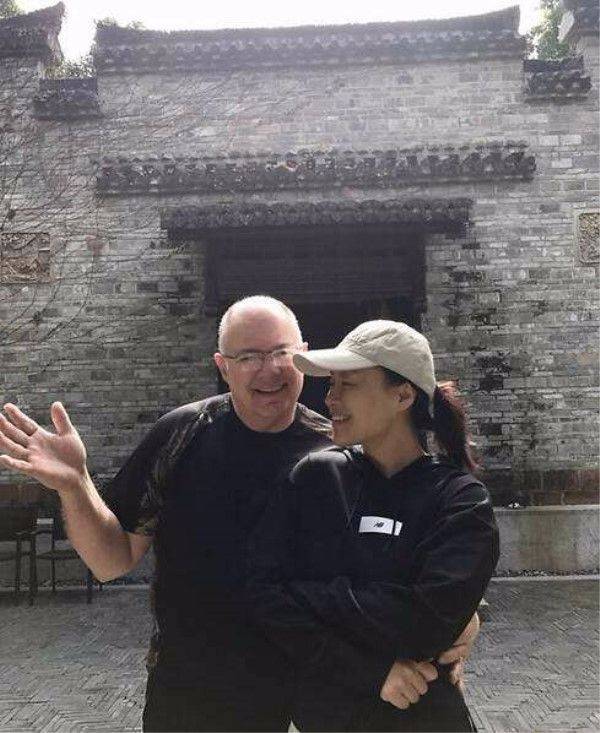 本人|邬君梅也老成普通人了，气质都靠团队包装，本人素颜并不好看！