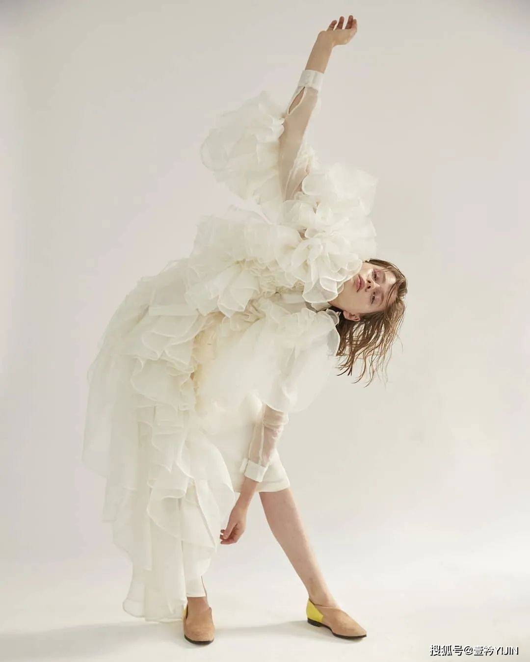 越南|被巴黎世家抄袭？把衣服种上鲜花、冻进冰块里？越南时装的高光时刻