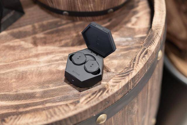 AirPods|「老罗推荐」时尚与科技完美结合，降噪完胜索尼WF-1000XM3