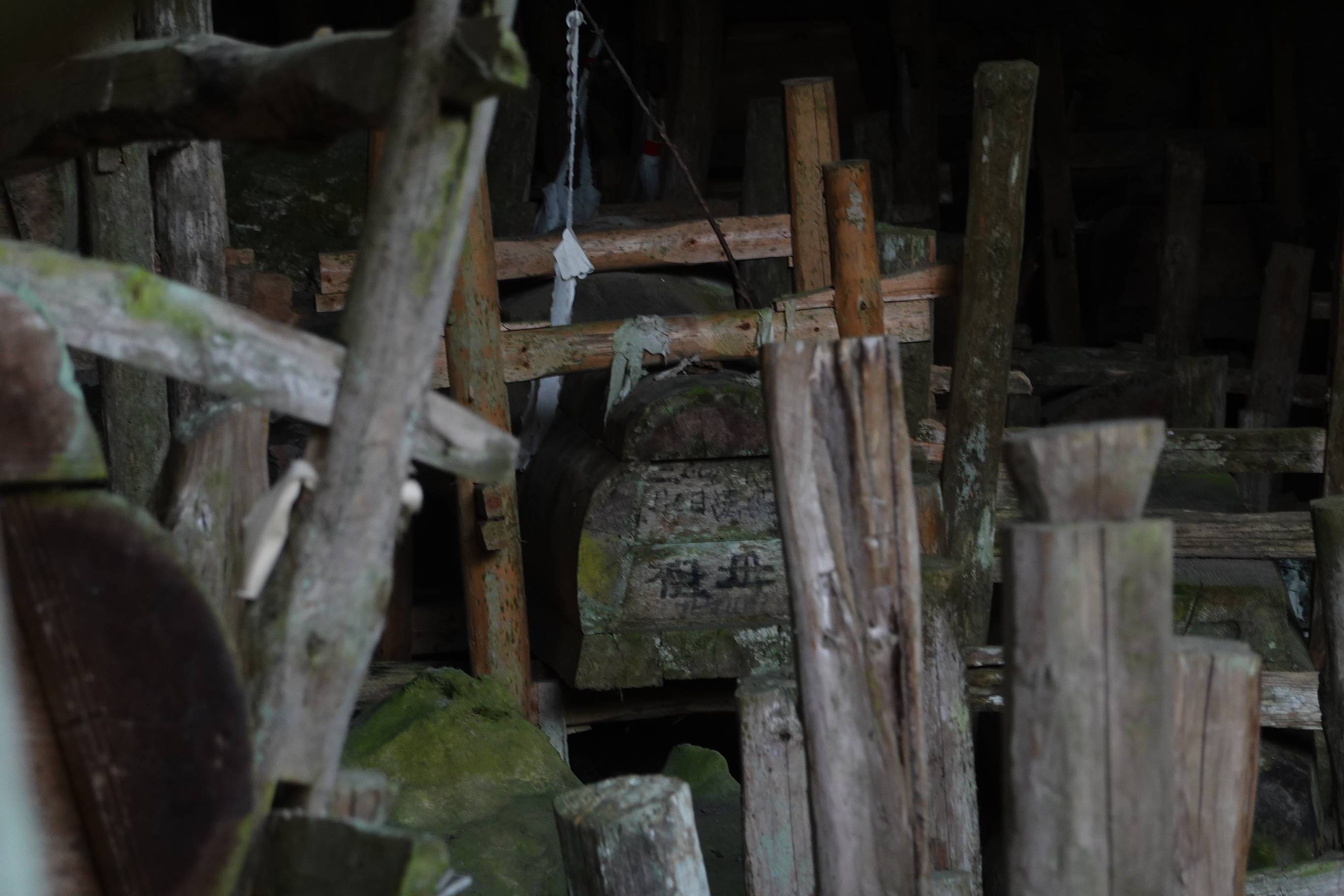 探秘贵州小山村神秘“洞葬”，数百口棺材摆满山洞，看了后背发冷