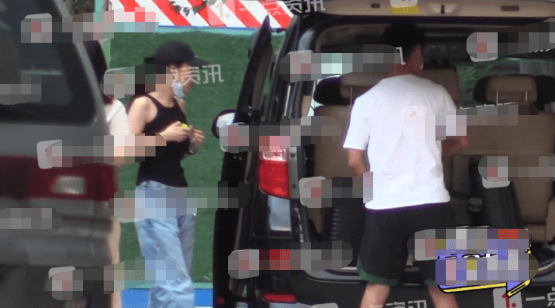 新恋情?文章带美女吃宵夜诉苦 女方贴心为其擦泪 新恋情?文章带美女吃宵夜诉苦 女方贴心为其擦泪