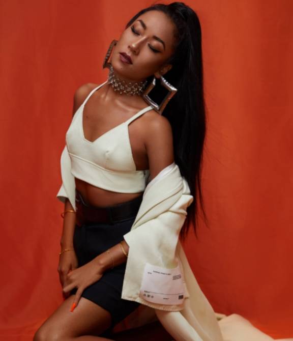 目光|吉克隽逸天生自信!穿“迷你装”露面,目光一下被腰上部位吸引