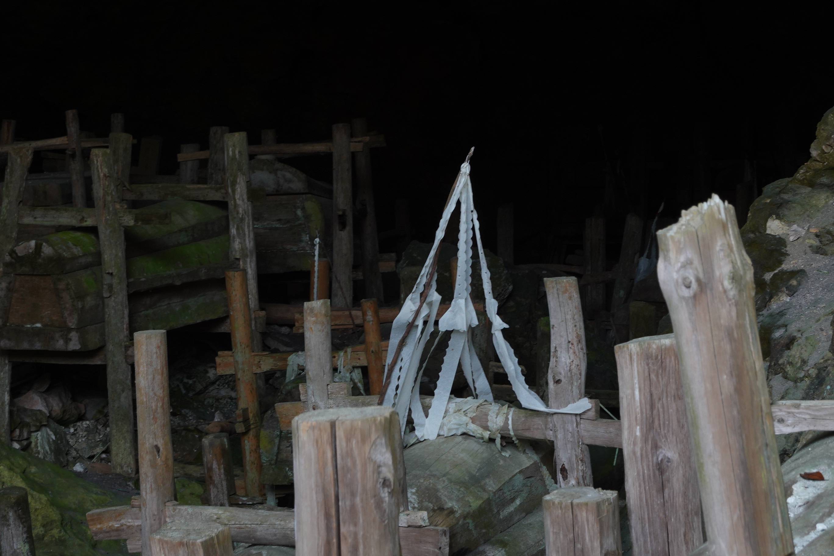 探秘贵州小山村神秘“洞葬”，数百口棺材摆满山洞，看了后背发冷