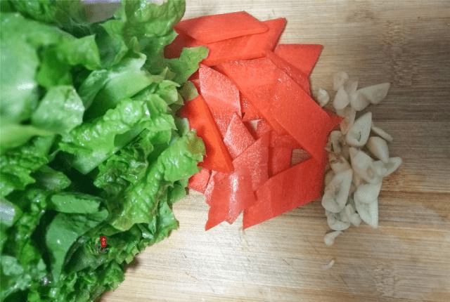 胡萝卜叶子怎么炒 b3f32129f06148a6baefc558ed9c06eb.png