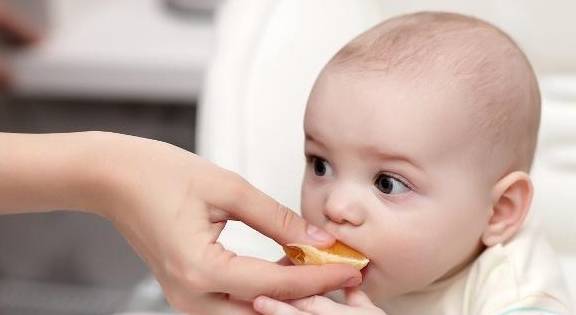 冷是|宝妈尽量别这样给宝宝穿衣服，很容易生病，多留心春天到了