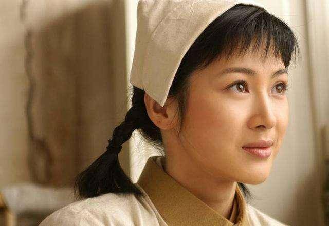 亮剑中李云龙住院老版本护士衣着得体新版护士却穿紧身衣