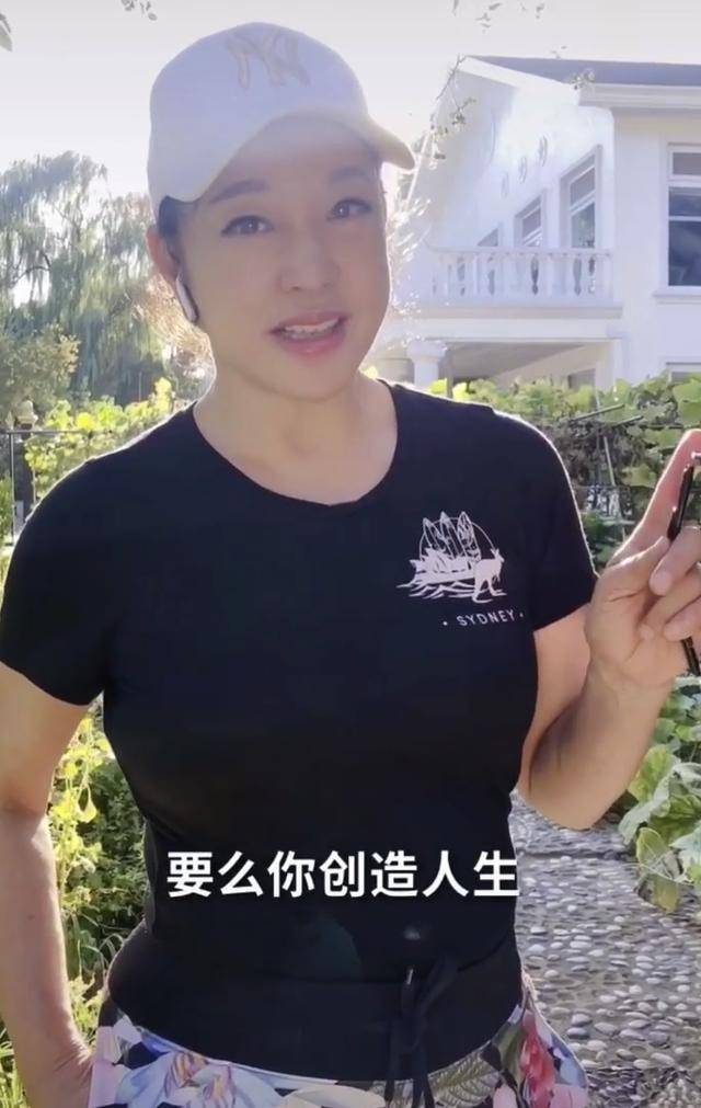 64岁刘晓庆晒视频,却被指用耳机遮盖术后痕迹?遭劝:该服老了