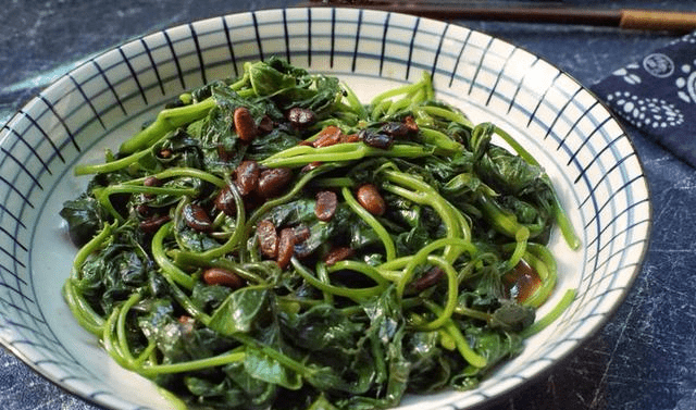 原创这曾经是猪食菜,如今是酒楼的上桌菜,只需一种调料就可以轻松炒