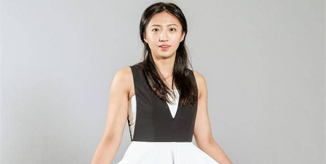 女排"小蚂蚁"丁霞身穿裙装身材苗条,烈火红唇,女人味十足!