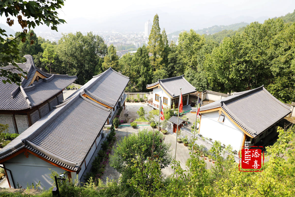 城墙|登临海江南长城，只要过了城楼前的198级阶梯，之后就是平坦大道