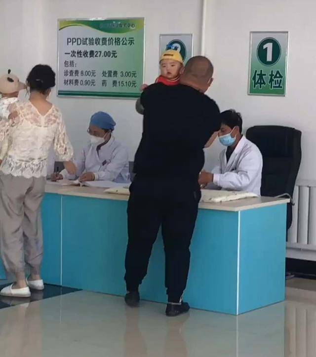 大哥|跟着宝宝一起哭，网友：白瞎了这身肉“大哥范”奶爸带娃去打针