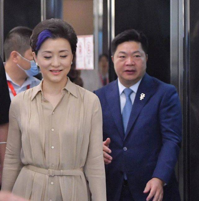 姐姐|杨澜是“乘风破浪姐姐”，52岁不服老，这么拼难怪是最富主持人