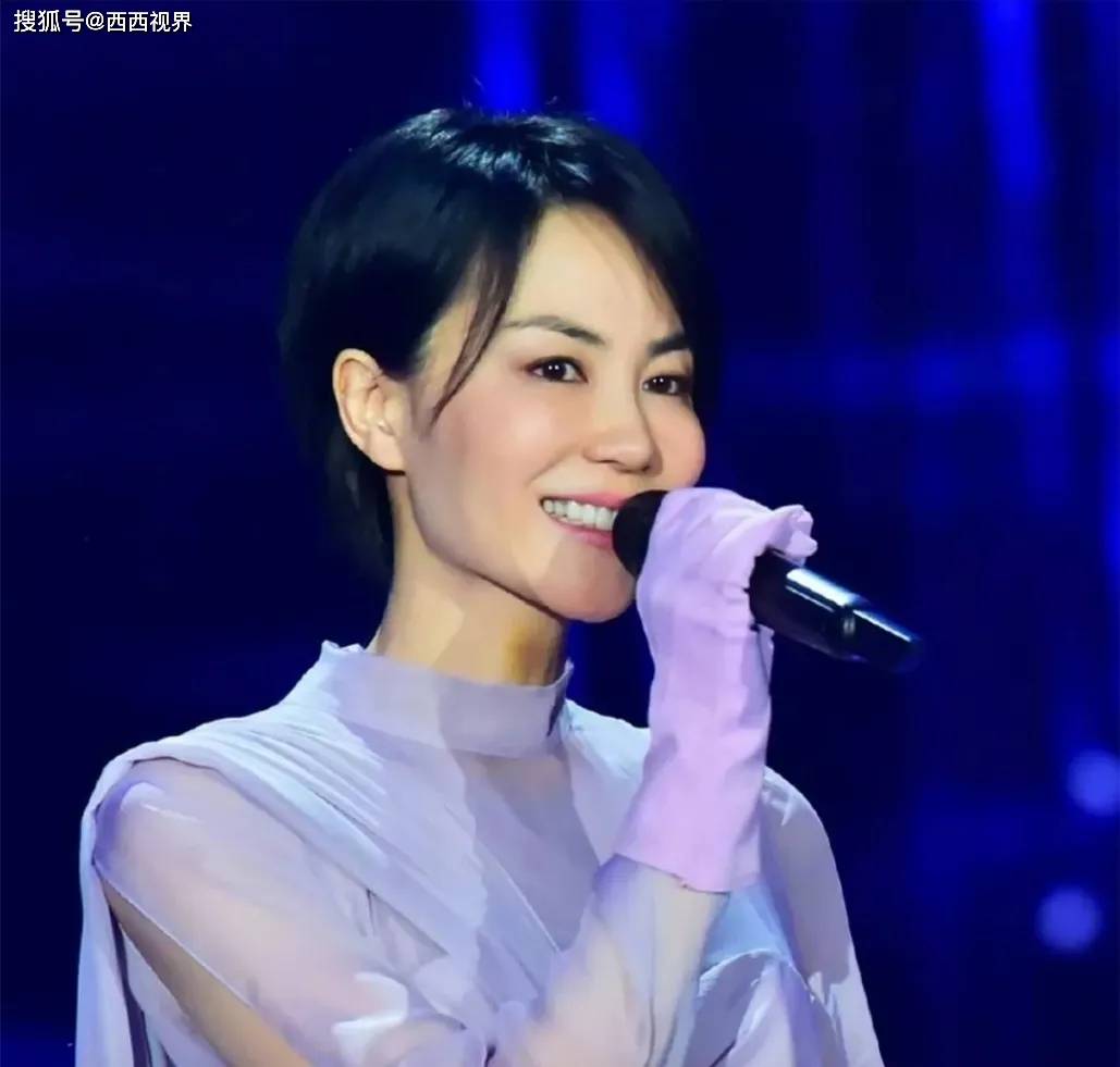 还有很多时尚弄潮儿凹造型必备的太阳镜,还数多年前王菲带的这种窄窄