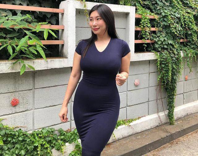 鲜肉|43岁韩国阿姨俘获小12岁鲜肉！爱穿抹胸紧身裙秀身材，不输卡戴珊