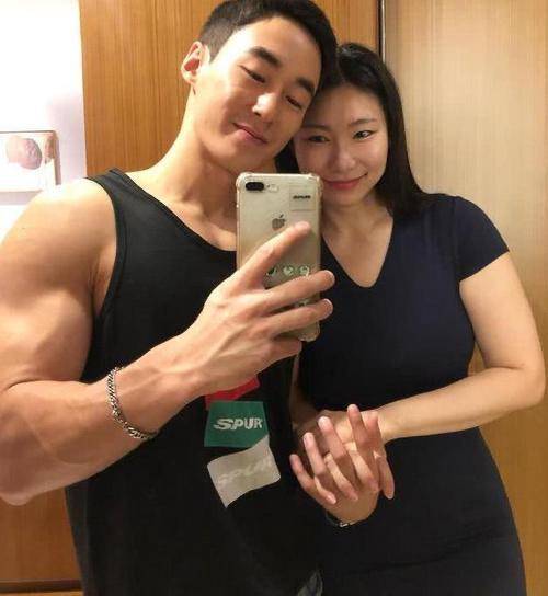 鲜肉|43岁韩国阿姨俘获小12岁鲜肉！爱穿抹胸紧身裙秀身材，不输卡戴珊