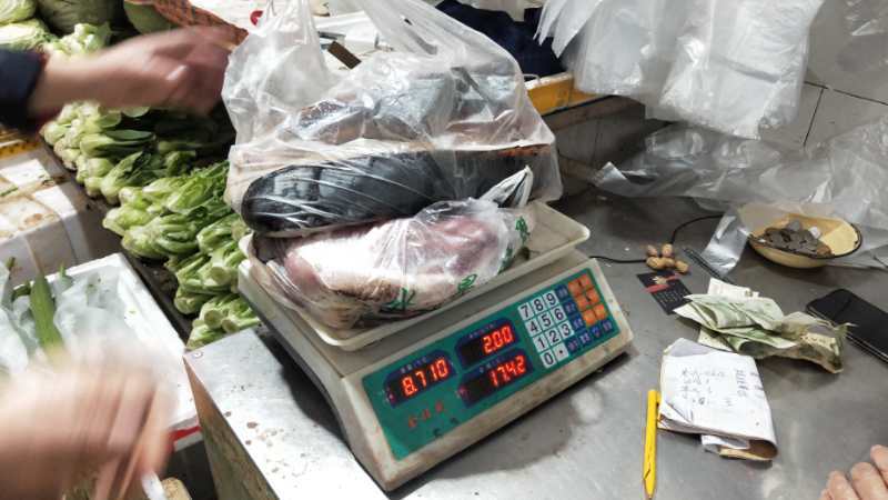 9月17日，重庆一位大爷买440元猪肉回家发现少了7两，民警借来三台秤断案，真相却让人没想到。