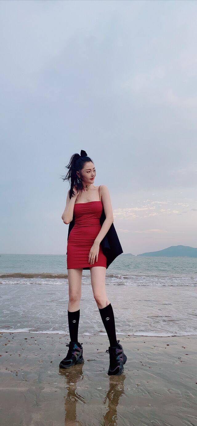 红色|张天爱凹不出清纯感？当张天爱换上红色吊带裙，少女感让人心动