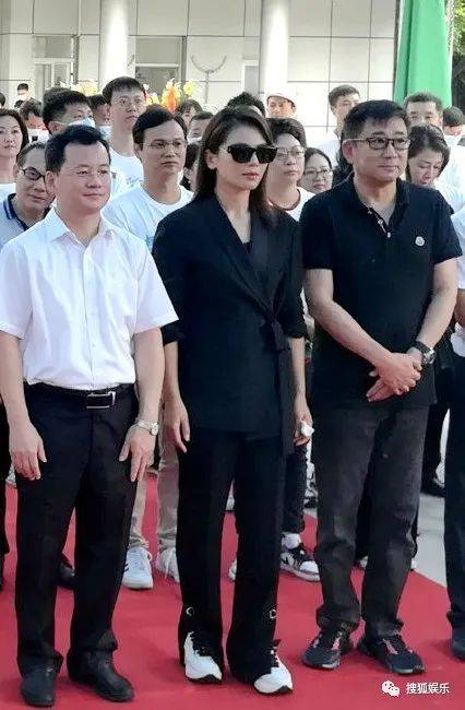 娱乐日报|胡一天恋情曝光?谢娜小腹微凸?德云社抢票堪比春运?