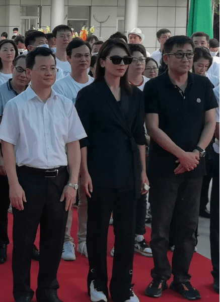 还未走出丧父阴霾?刘涛现身全程墨镜遮面