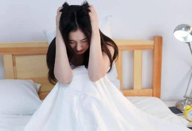 女人怀孕生孩子,产房外面两种