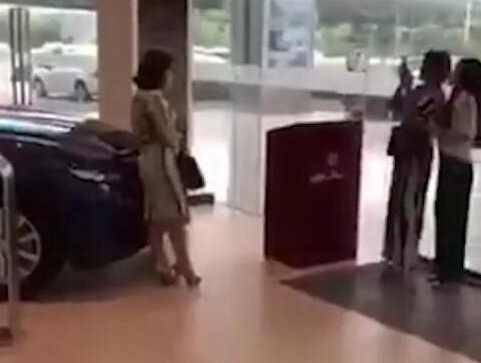 横幅|微商进店“买”玛莎拉蒂，拉个横幅合完影直接走人，店员愣住了