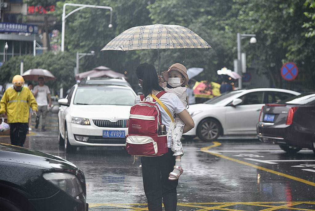 折磨|每天遭受病痛折磨，却安慰妈妈“我不怕痛”女童长相甜美似明星