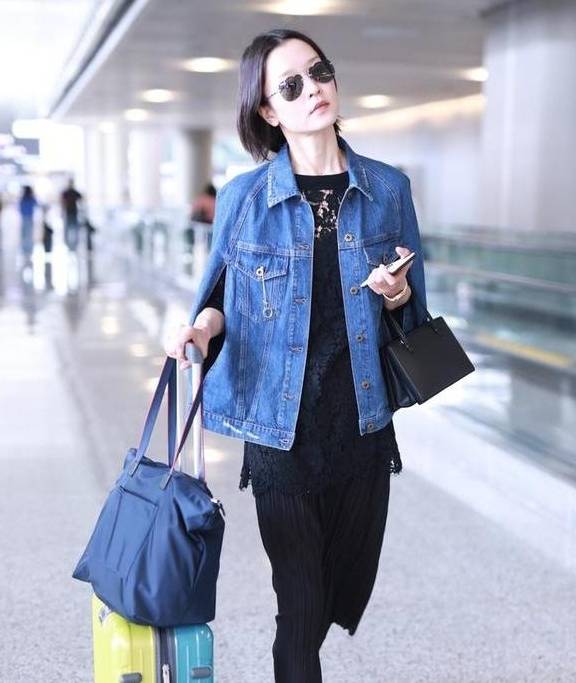 国模|国模杜鹃走机场,全黑造型好有年代感,比普通人还接地气