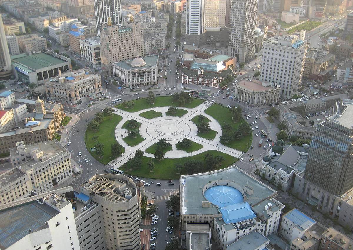 这个广场是东北最大的圆形广场,已有120年历史,大连近代史缩影