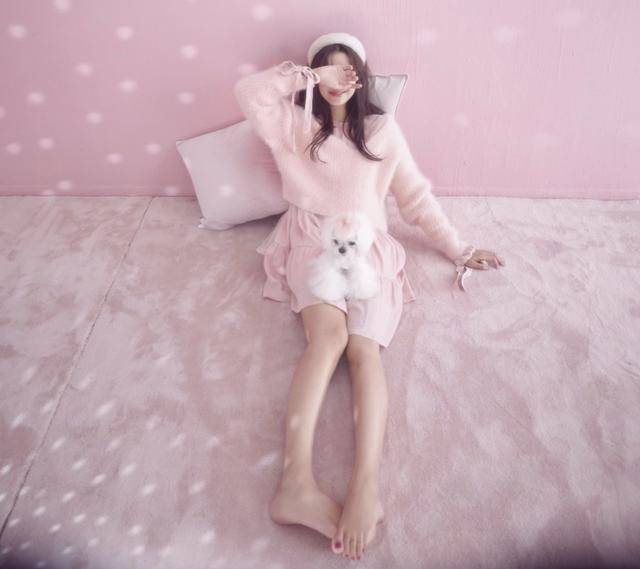 卖萌|张子萱石榴树下拍写真，嘟嘴卖萌凹造型，青春靓丽如花季少女