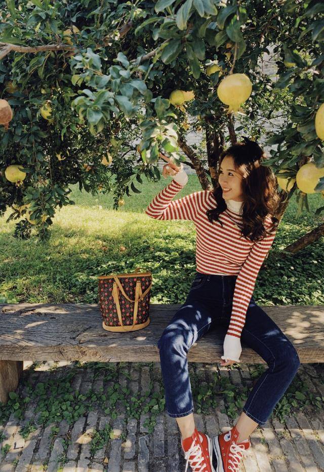 卖萌|张子萱石榴树下拍写真，嘟嘴卖萌凹造型，青春靓丽如花季少女