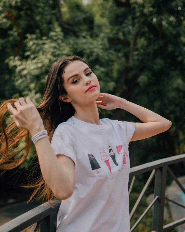 赛琳娜戈麦斯|傻脸娜瘦身成功，身穿白色T恤造型简约，身材美貌再度恢复巅峰