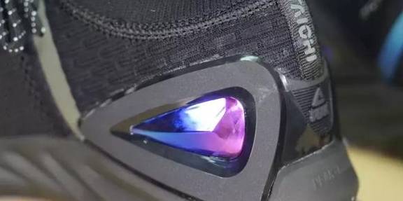 爆炸|国货逆天球鞋，脚感爆炸，送衣服还联名，发售价竟低于一千