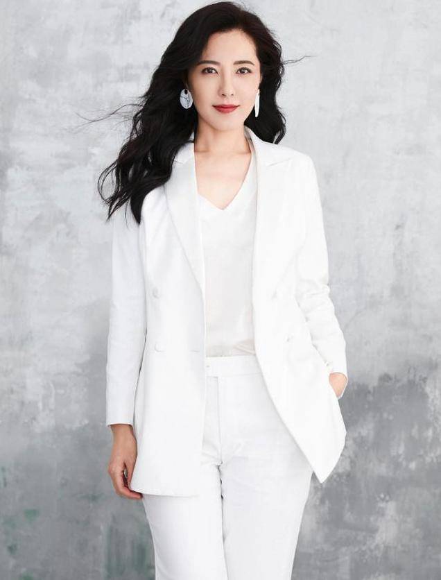 曾是中|佛系女神曾黎,43岁气质容貌依旧,曾是中戏校花