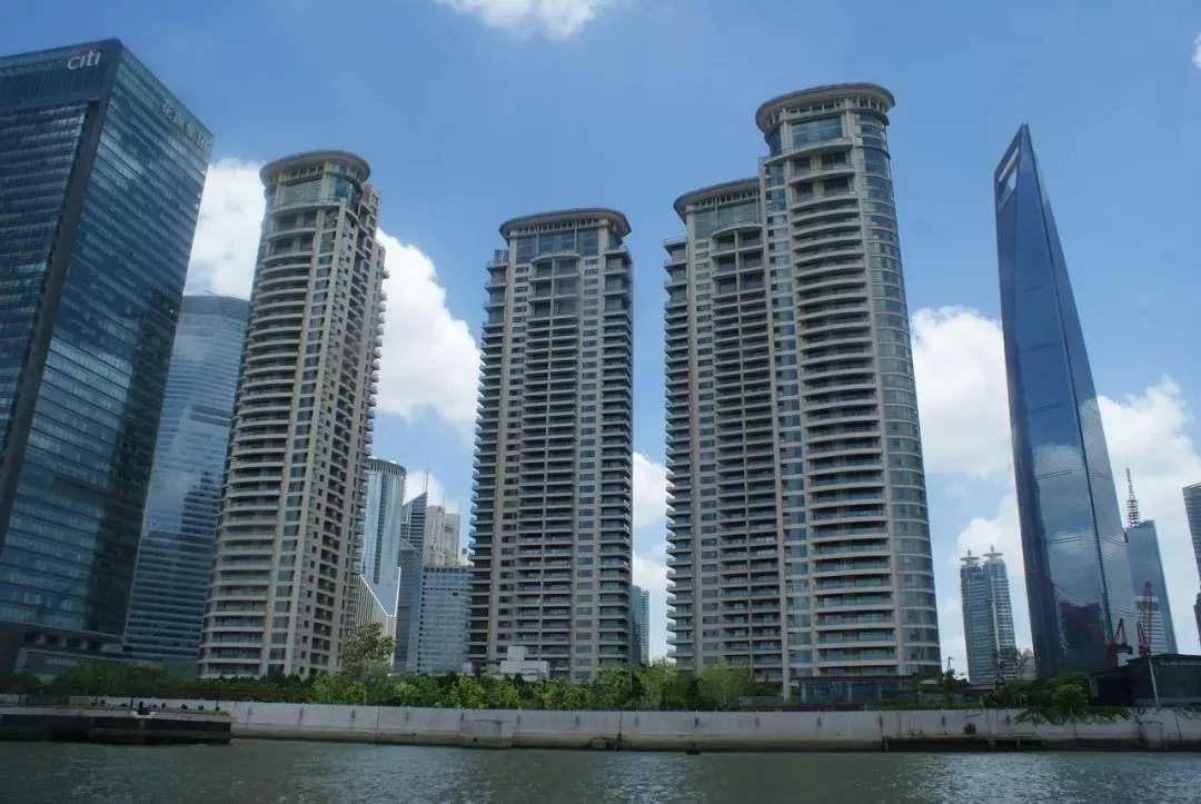汤臣一品只是中国房产界中的一个代表,今后的房地产还将会继续发展