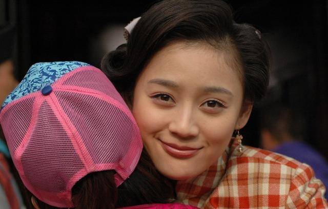 额头|工作室晒袁姗姗新照，额头肿胀很不自然，早已不是当初的样子