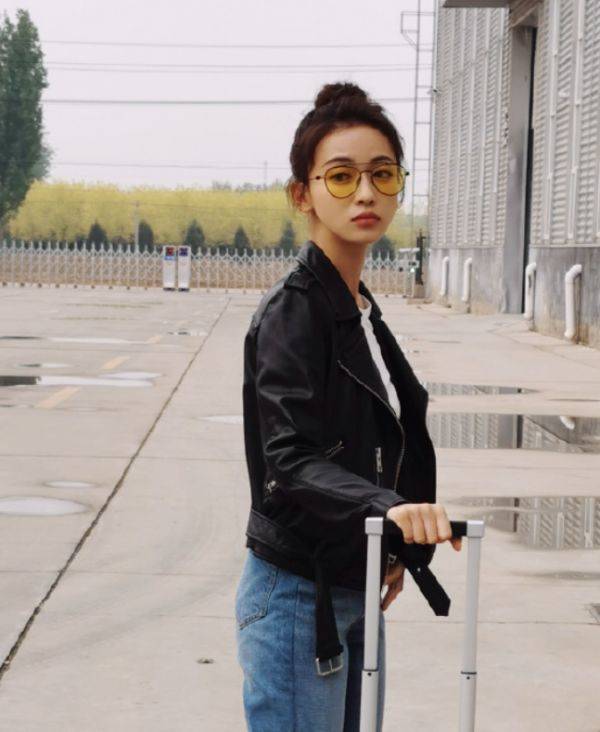 身躯|吴谨言私服穿搭超酷，瘦小身躯似驾驭不上，外套配牛仔裤是认真的？