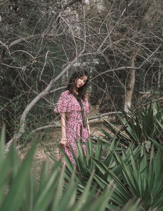 都灵|陈都灵树丛中拍照，被人“批”照片不清楚，难道是不自信？