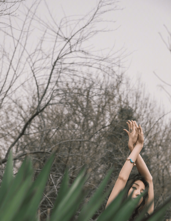 都灵|陈都灵树丛中拍照，被人“批”照片不清楚，难道是不自信？