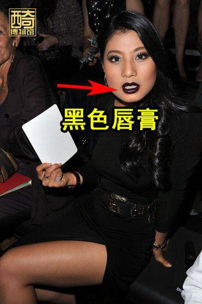 余瓦|泰王33岁小女儿思蕊梵，涂黑色唇膏出席派对，气场力压一众名媛