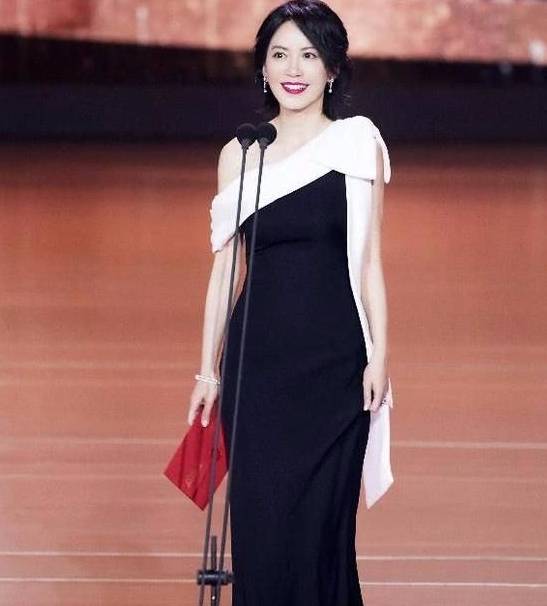 女性|多昂贵的礼服都不如一条小黑裙，比你想的更时髦，闪耀年底派对季