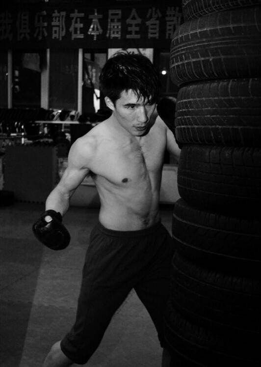 马海|中国拳王诠释什么是孝子，送母亲一部华为手机：我有耐心教她上网