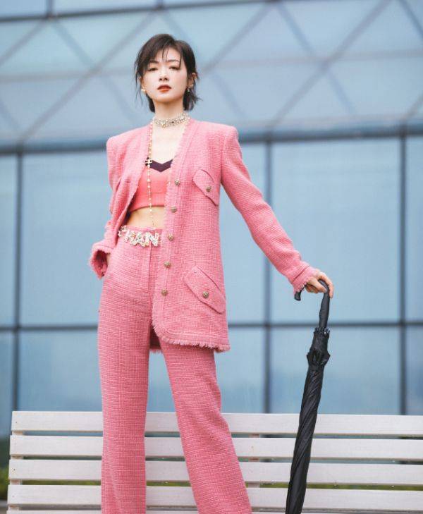 万茜|出道后的万茜不愧为“万皇”!看她穿15cm背心后,这腰我酸了