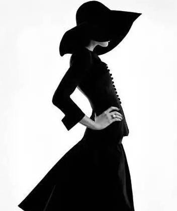 女性|多昂贵的礼服都不如一条小黑裙，比你想的更时髦，闪耀年底派对季