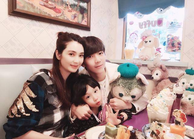 迪士尼|洪欣带儿女游迪士尼,穿紧身裤和儿子似情侣,女儿眉眼太像张丹峰