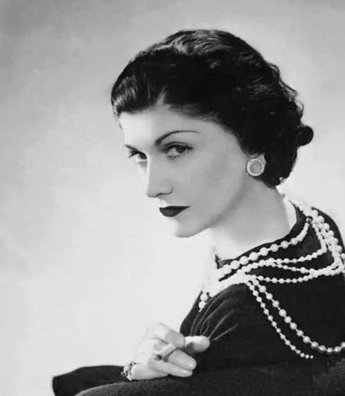 女性|多昂贵的礼服都不如一条小黑裙，比你想的更时髦，闪耀年底派对季