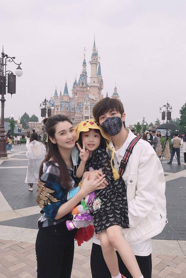 迪士尼|洪欣带儿女游迪士尼,穿紧身裤和儿子似情侣,女儿眉眼太像张丹峰